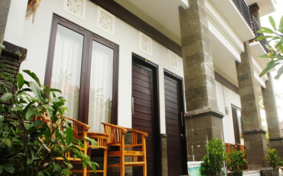 Tampilan Teras Hotel di Wana Kubu Homestay