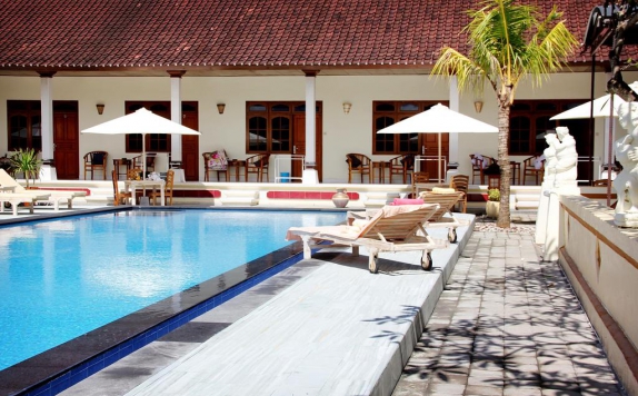 Outdoor Pool Hotel di Warung Coco Hostel