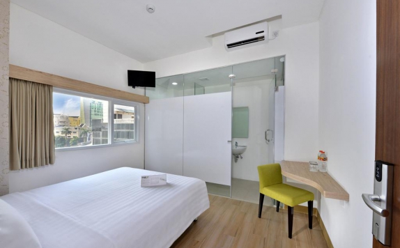 Tampilan Bedroom Hotel di Whiz Hotel Falatehan Jakarta