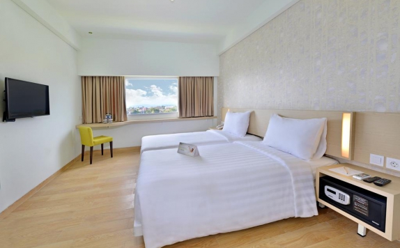 Tampilan Bedroom Hotel di Whiz Hotel Sudirman Cilacap