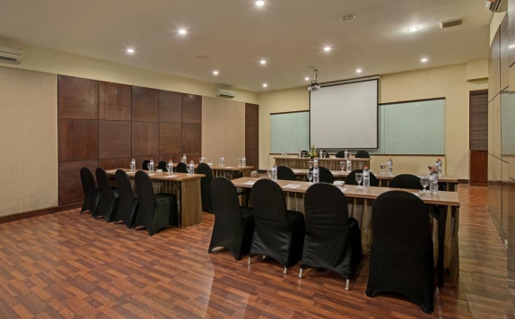 Meeting room di Whiz Prime Darmo Harapan Surabaya