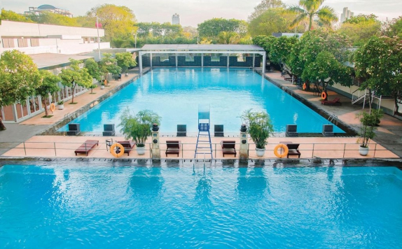 Swimming Pool di Whiz Residence Darmo Harapan Surabaya