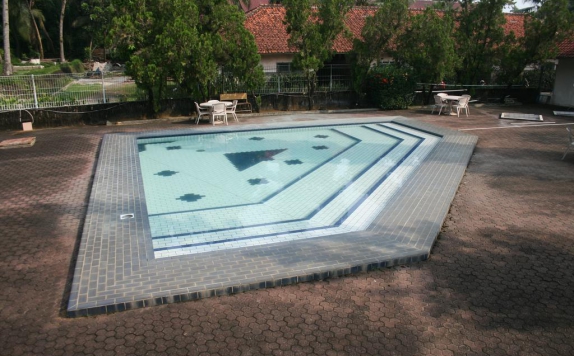 Swimming Pool di Wira Carita Hotel