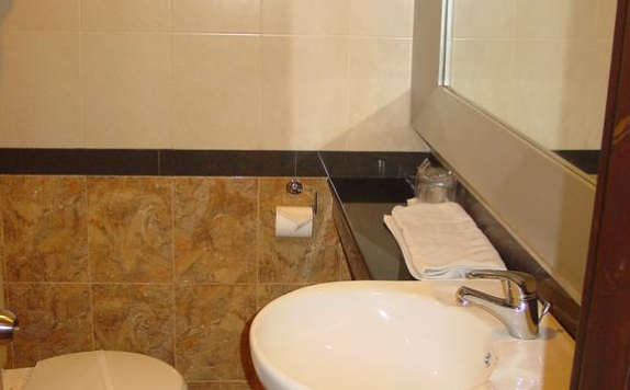 bathroom di Wisata Hotel Triniti Palembang