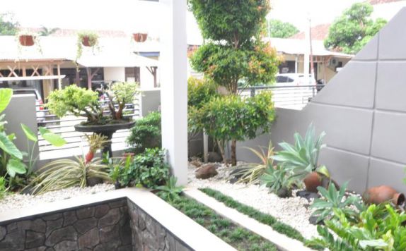 Tampilan Taman Hotel di Wisma Delima Bandar Lampung