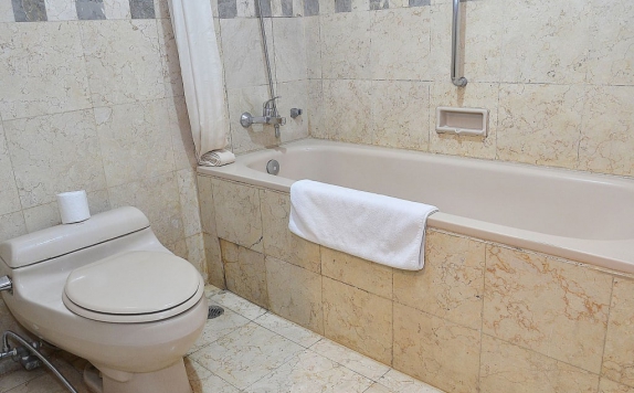 Bathroom di ZEN Premium Singgasana Gunungsari