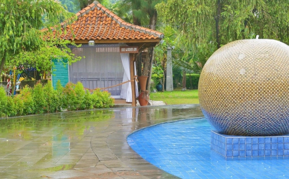 Swimming Pool di ZEN Premium Singgasana Gunungsari