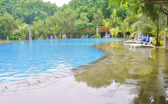 Swimming Pool di ZEN Premium Singgasana Gunungsari