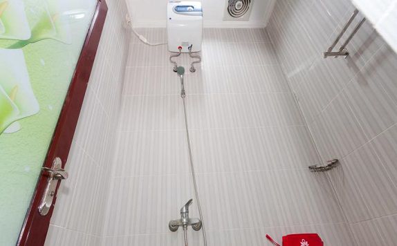 Shower di ZEN Rooms Bukit Jimbaran Buana