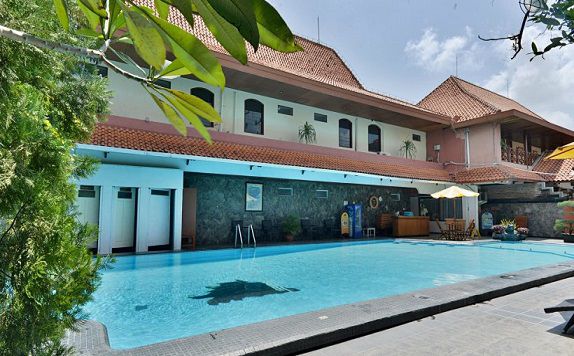 Swimming Pool di ZEN Rooms Jogja Cendrawasih