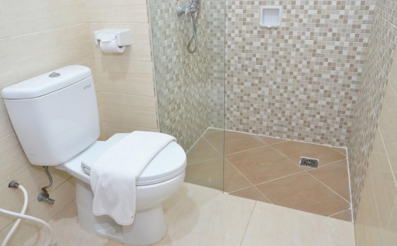 bathroom di ZEN Rooms Kedung Sari Wonorejo