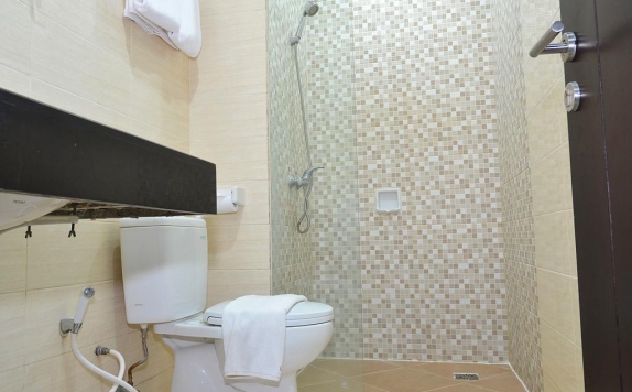 bathroom di ZEN Rooms Kedung Sari Wonorejo