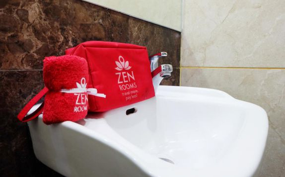 Bathroom di ZEN Rooms Mandiri Mansion Galaxy Mall