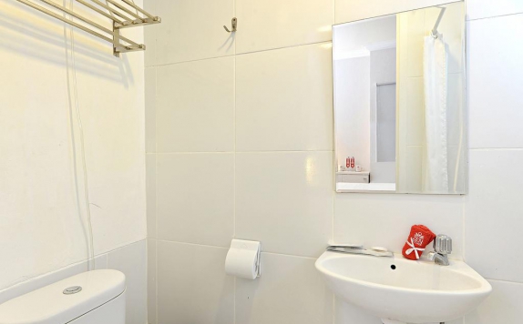 Bathroom di ZEN Rooms Tangerang Aeropolis
