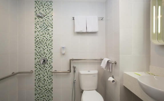 Bathroom di Zest Hotel Bogor