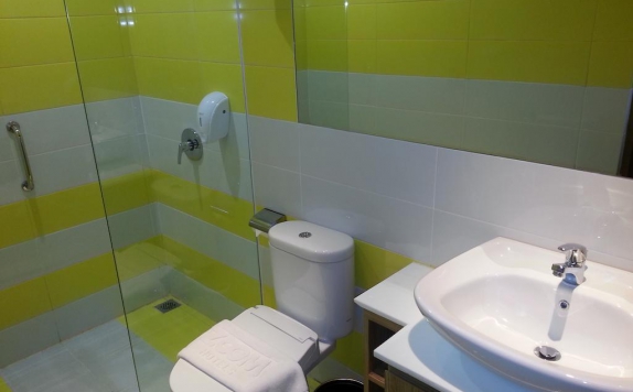 Bathroom di Zoom Jemursari Hotel