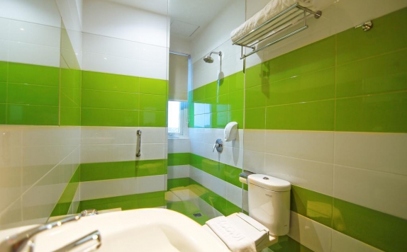 Bathroom di Zoom Jemursari Hotel