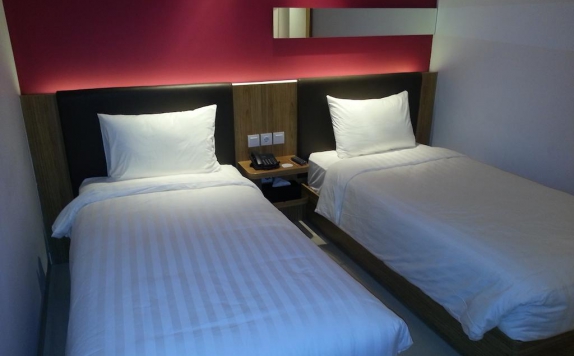 Bedroom di Zoom Jemursari Hotel