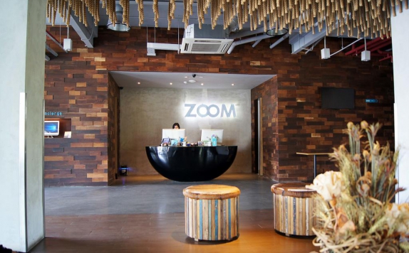 Receptionist di Zoom Jemursari Hotel