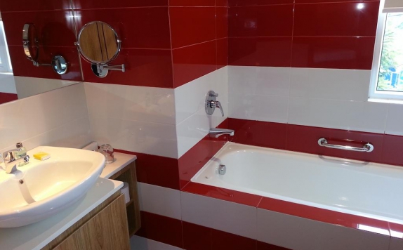 Tampilan Bathroom Hotel di Zoom Smart Hotel