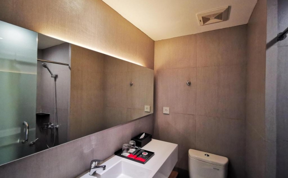Bathroom di Zuri Express Banjarmasin