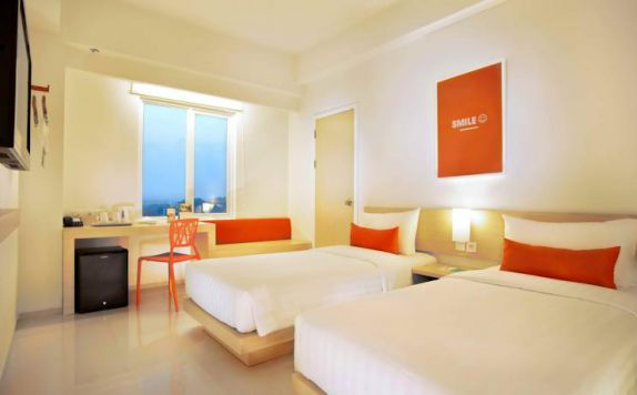 guest room twin bed di Zuri Express Lippo Cikarang